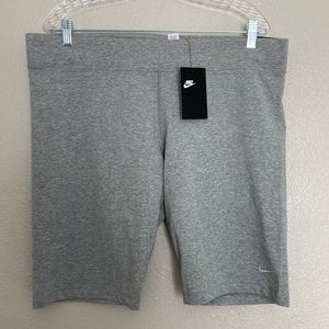 Nike Women’s Tight Fit Short XXL
